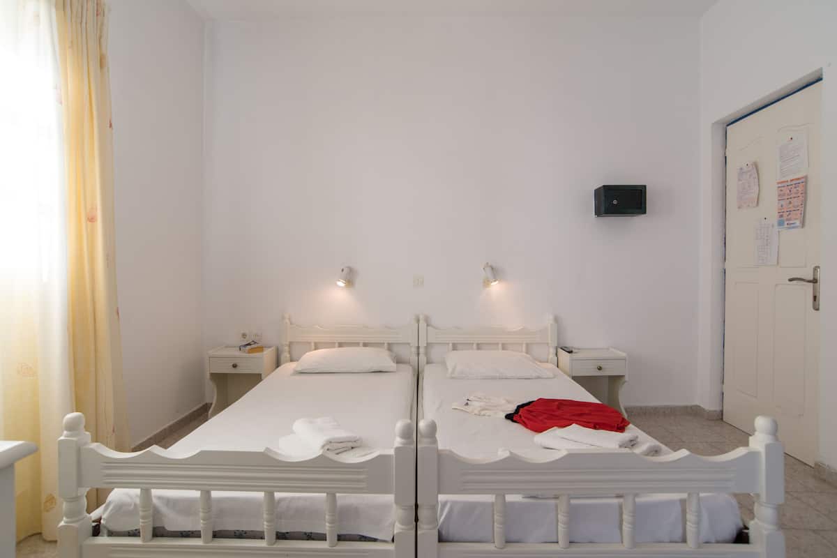 Standard-Zweibettzimmer, 2 Einzelbetten | Zimmersafe, WLAN, Bettwäsche