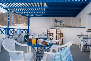 Daily cooked-to-order breakfast for a fee - Letta Studios (Santorini)