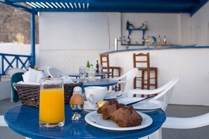 Daily cooked-to-order breakfast (EUR 10 per person) - Letta Studios (Santorini)