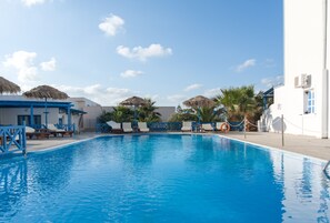 Outdoor pool, open 9 AM to 9 PM, pool umbrellas, sun loungers - Letta Studios (Santorini)