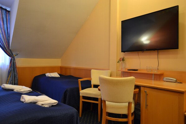 Basic Quadruple Room | Bar mini, meja, Wi-fi percuma, cadar katil 