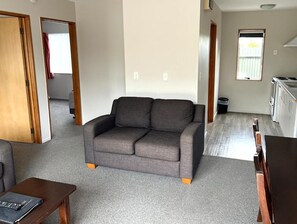 Apartment, 2 Bedrooms | Private kitchen | Fridge, coffee/tea maker, electric kettle, cookware/dishes/utensils - Jade Court Motor Lodge (Hokitika)