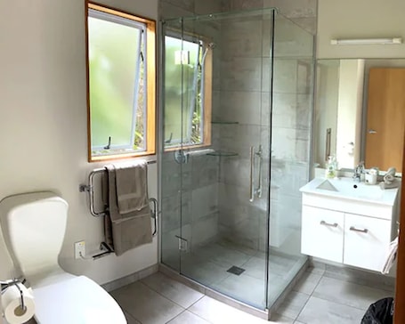 Apartment, 1 Bedroom | Bathroom | Hair dryer, towels. Jade Court Motor Lodge