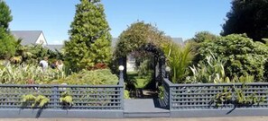 Property grounds - Jade Court Motor Lodge (Hokitika)