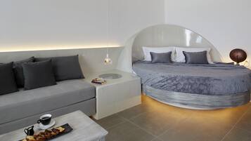 Suite ejecutiva, bañera de hidromasaje (Outdoor) | Sala de estar | Una televisión