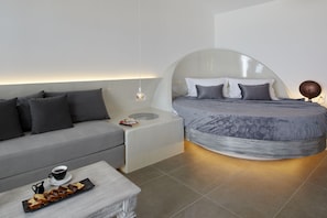 Executive suite, bubbelbad (Outdoor) | Woonkamer | Televisie