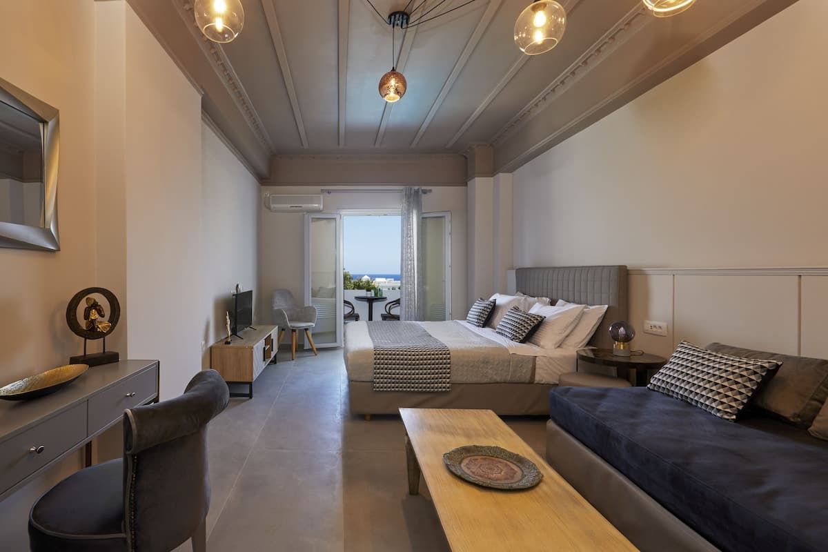 Superior Room | 1 bedroom, minibar, desk, soundproofing