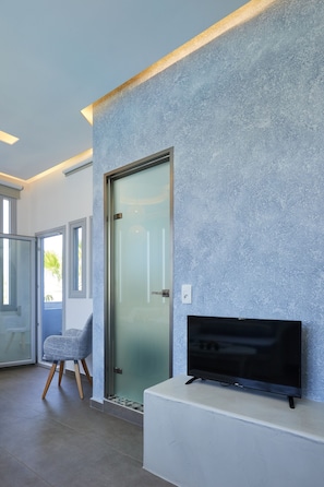 Executive Suite, Hot Tub (Outdoor) | 1 bedroom, minibar, desk, soundproofing