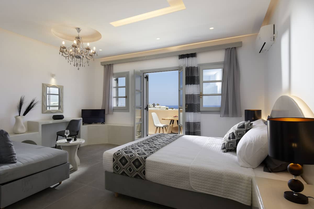 Executive Suite, Hot Tub (Outdoor) | 1 bedroom, minibar, desk, soundproofing