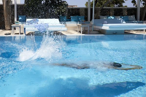 2 outdoor pools
