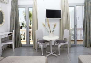Superior Room | Living area | TV