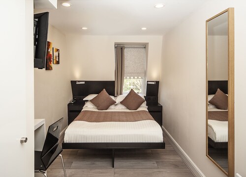 Mstay Russell Court Hotel