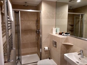 Deluxe-Vierbettzimmer | Badezimmer | Dusche, kostenlose Toilettenartikel, Haartrockner, Handtücher