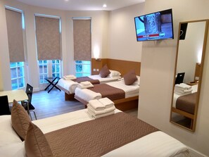 Firemannsrom – deluxe | Safe på rommet, individuelt dekorert, individuelt innredet og skrivebord