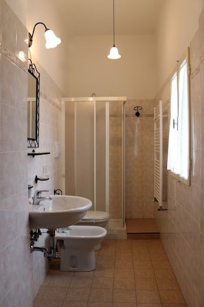 Douche, articles de toilette gratuits, sĂšche-cheveux