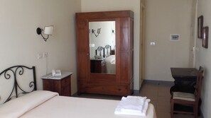 Chambre Économique Double ou avec lits jumeaux, salle de bains attenante