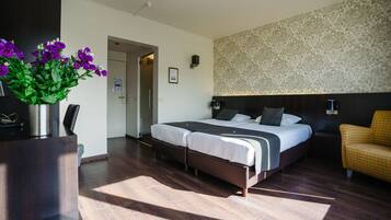 Caja de seguridad en la habitación y escritorio