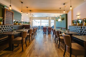 Déjeuner et dîner servis sur place, spécialités Cuisine fusion