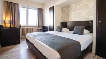 Caja de seguridad en la habitación y escritorio