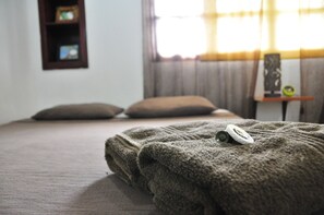 Neljän hengen huone, oma kylpyhuone (Coconut) | Memory foam -patjalliset sängyt, yksilöllisesti sisustettu