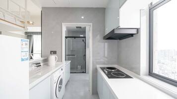 Luxury Room | Private kitchen | Fridge, microwave, stovetop, electric kettle