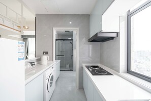 Habitación de lujo | Cocina privada | Refrigerador, microondas, parrilla de estufa y tetera eléctrica 