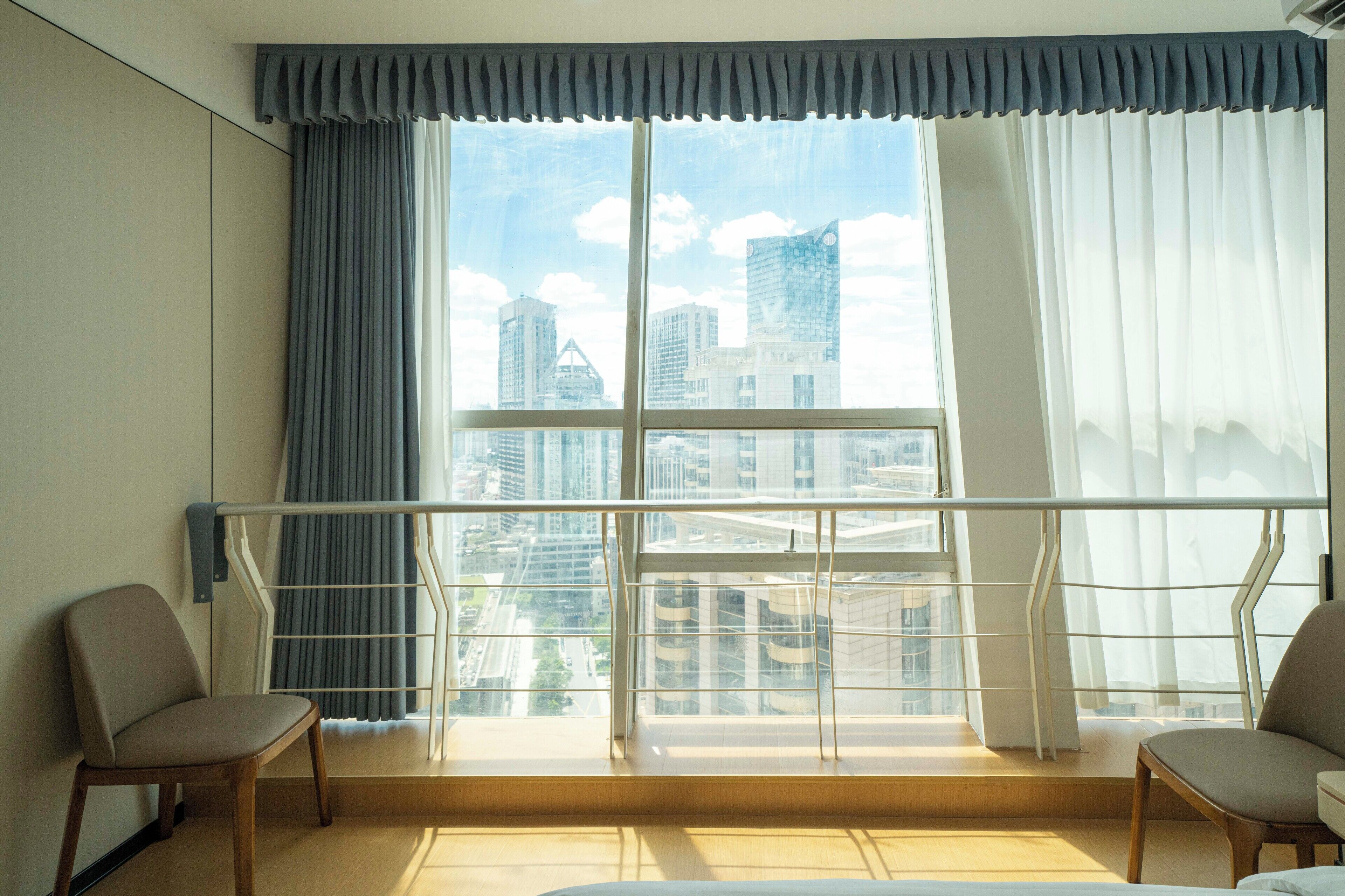 Habitación de lujo | Ropa de cama de alta calidad, camas con pillow-top y escritorio 