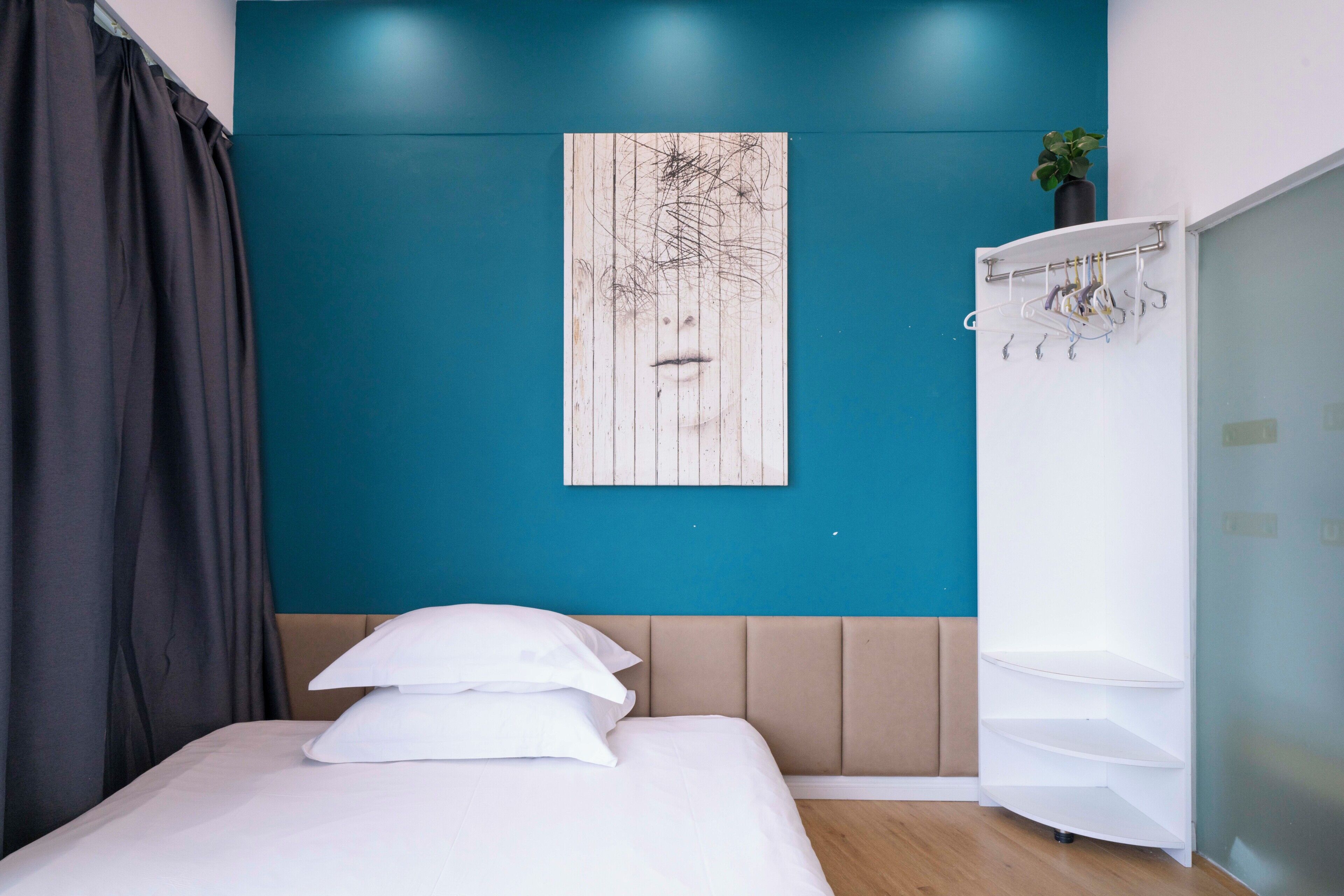 Ropa de cama de alta calidad, colchones con pillow-top y escritorio 