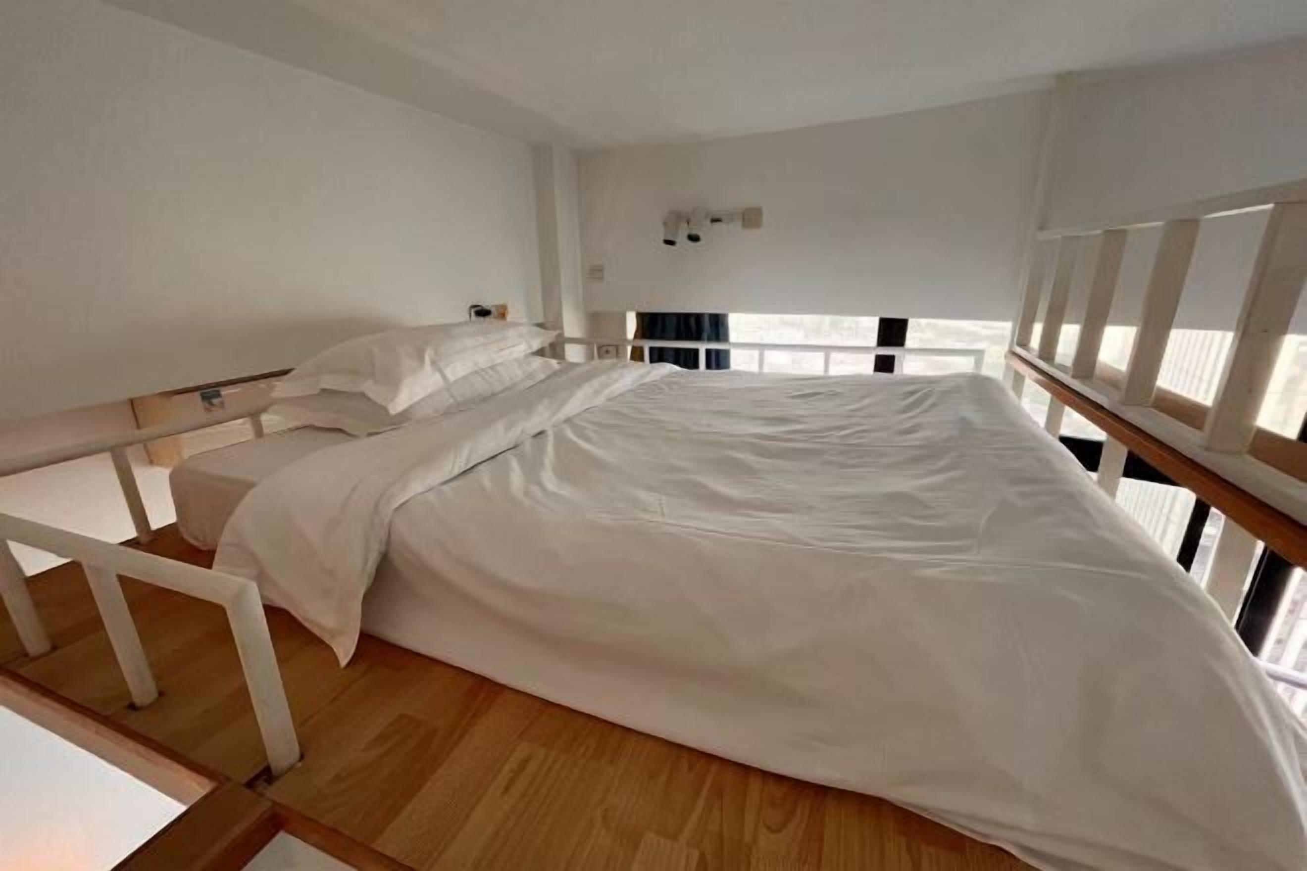 Ropa de cama de alta calidad, camas con pillow-top y escritorio 