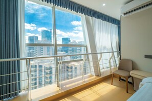 Ropa de cama de alta calidad, colchones con pillow-top y escritorio 