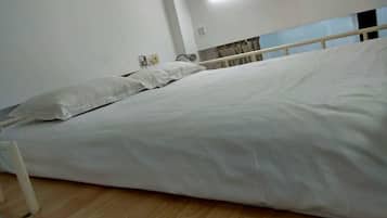 슈피리어룸, 강 전망 | 고급 침구, 필로우탑 침대, 책상, 암막 커튼