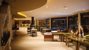 2 ravintolaa, joissa tarjoillaan aamiainen