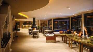 2 restaurants, breakfast served