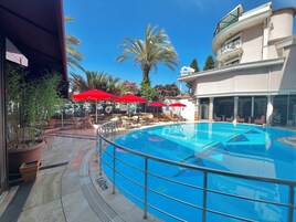 Seasonal outdoor pool, pool umbrellas, sun loungers