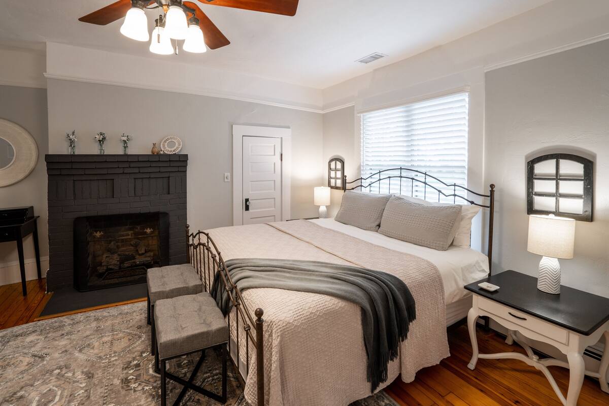 Suite, 1 King Bed (Savannah Suite) | Desk, laptop workspace, blackout curtains, iron/ironing board