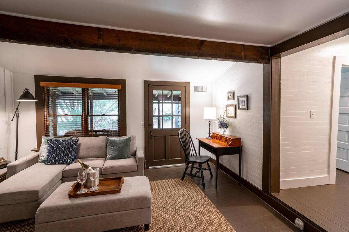 Suite, 1 King Bed (Lura's Suite) | Living area