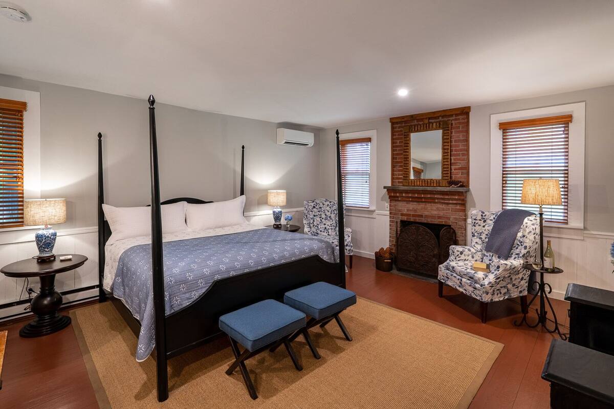 Standard Room (Vineyard Room) | Desk, laptop workspace, blackout curtains, iron/ironing board