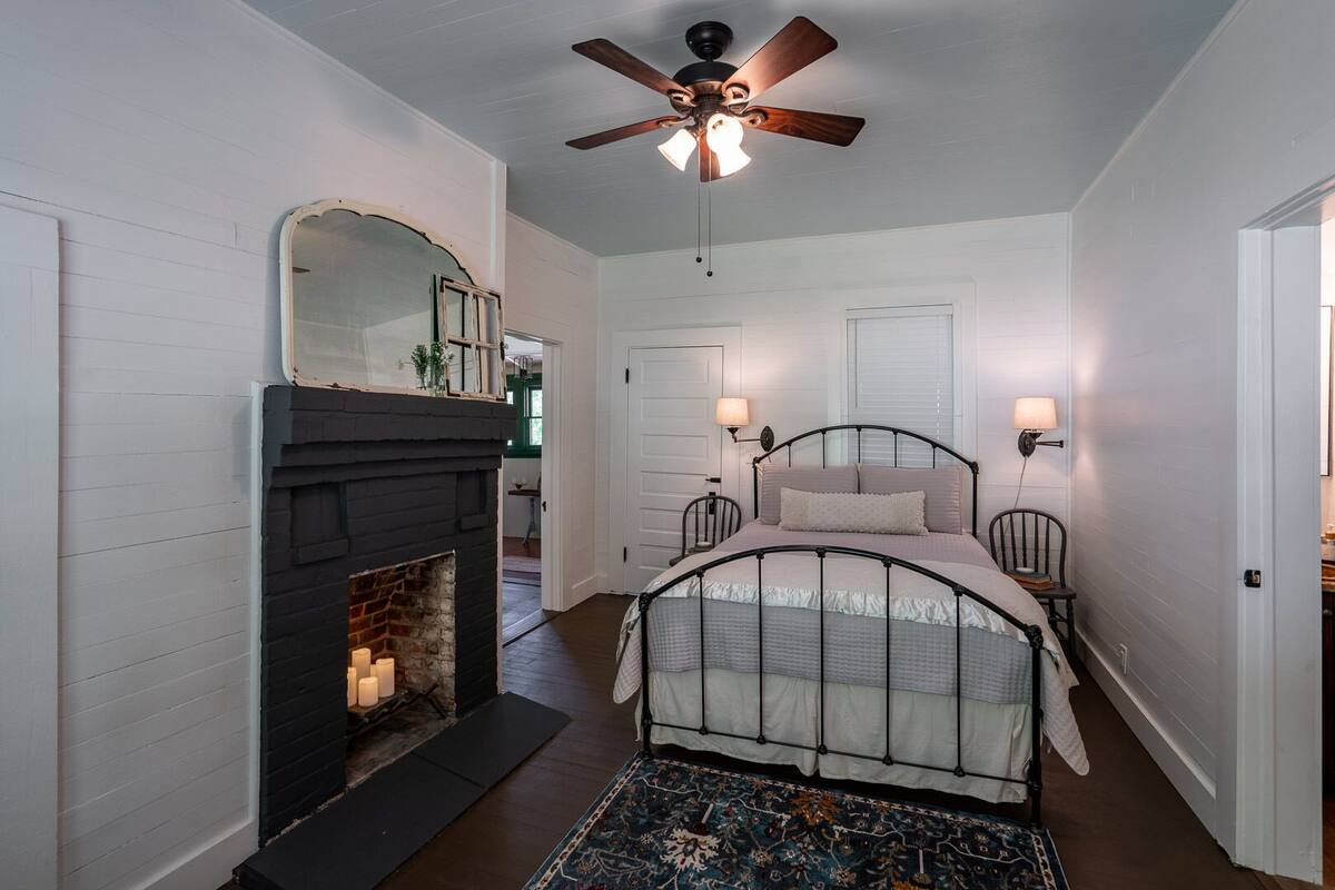Suite, 1 Queen Bed (Stekoa Suite) | Desk, laptop workspace, blackout curtains, iron/ironing board