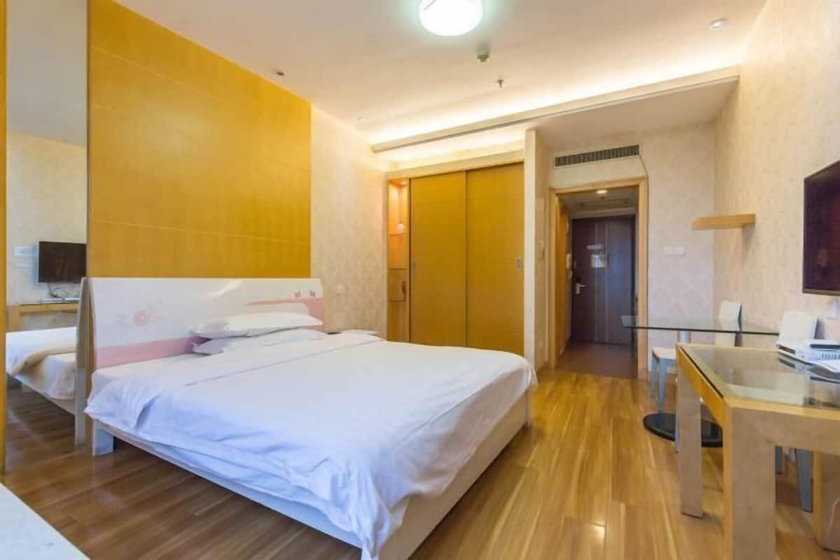 Premium bedding, pillow-top beds, minibar, in-room safe