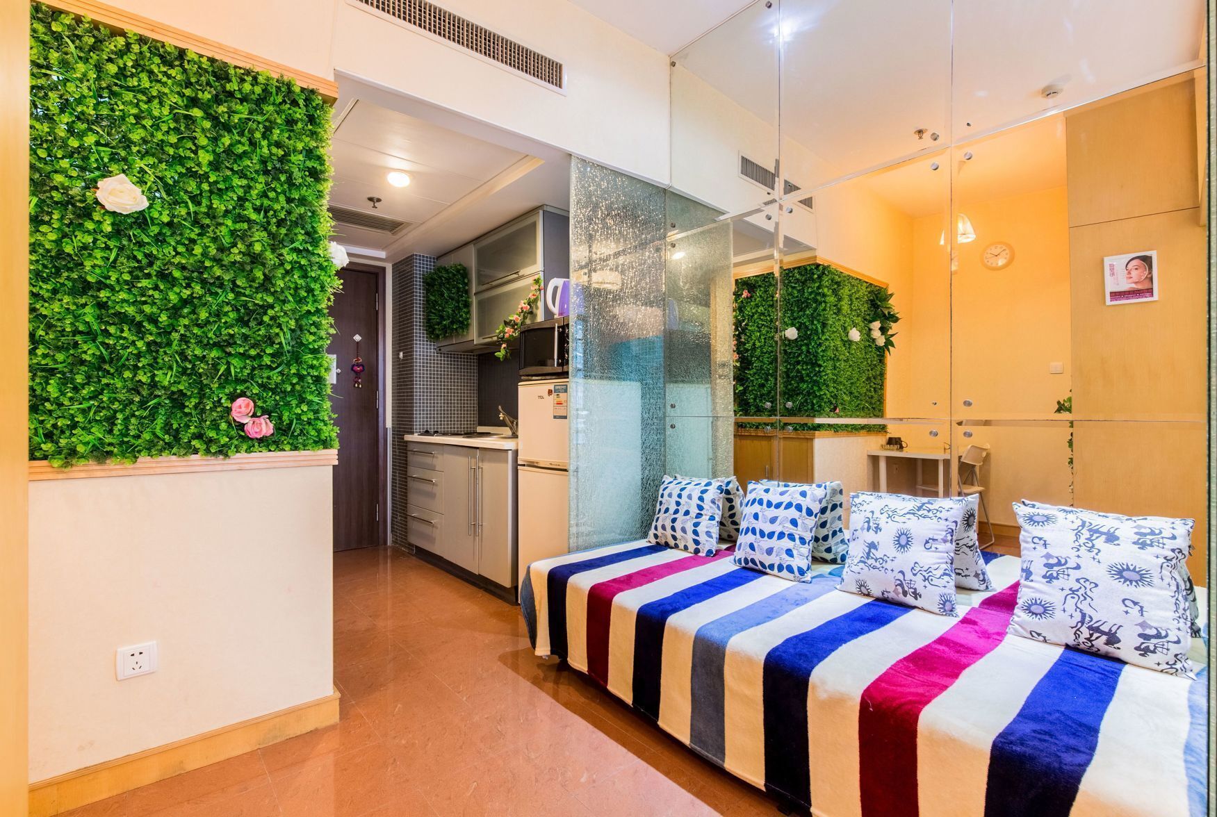 Ropa de cama de alta calidad, colchones con acolchado adicional, minibar