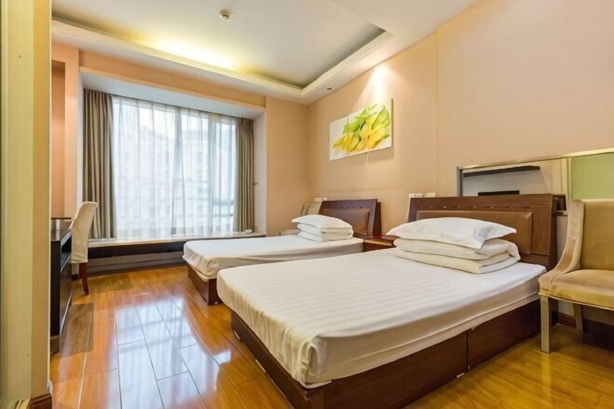 Premium bedding, pillowtop beds, minibar, in-room safe