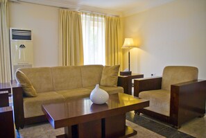 Suite | Minibar, safe på rommet, individuelt dekorert og individuelt innredet