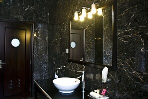 Standard Room | Bathroom | Separate tub and shower, deep soaking tub, rainfall showerhead - Mirage Royale Hotel (Accra)
