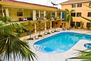 Outdoor pool, sun loungers - Mirage Royale Hotel (Accra)