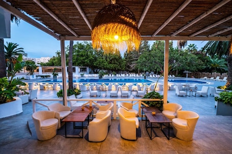 Bar junto a la piscina