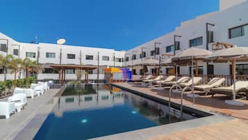 Piscina externa, espreguiçadeiras
