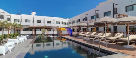 Outdoor pool, sun loungers