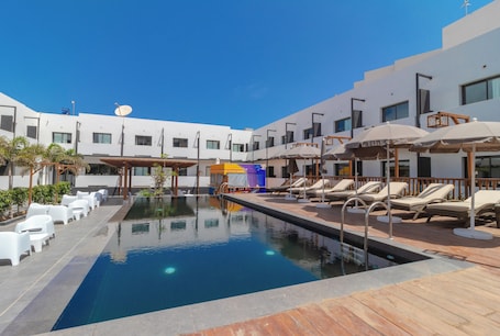 Außenpool, Liegestühle. Onomo Hotel Dakar