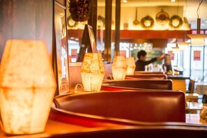 Petit déjeuner, déjeuner et dîner servis sur place