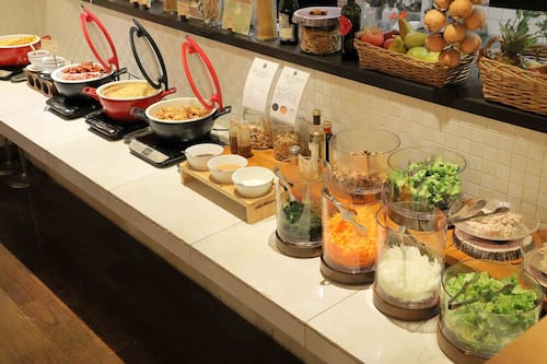 Petit déjeuner buffet servi tous les jours en supplément